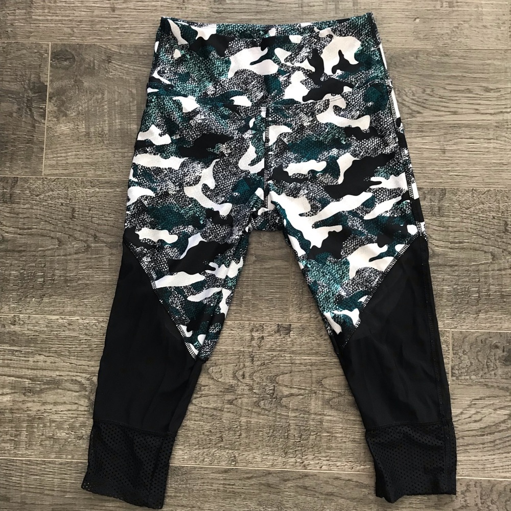 Marika Teal Patterned Capri Leggings